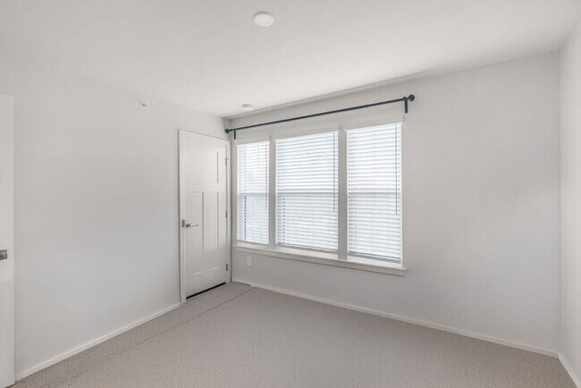 Building Photo - Stunning 3-Bedroom Townhouse in the Heart of South End!