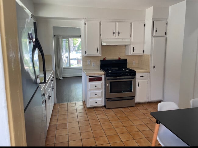 Kitchen to Dining Room - 727 N Alta Vista Blvd
