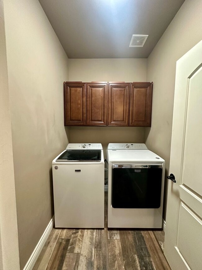 Building Photo - Gorgeous 3 bedroom, 2 bathroom home with 3 car garage