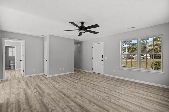 Building Photo - Fully Renovated 3 Bedroom in Southport!