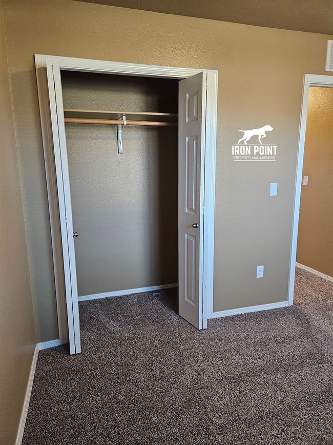 Building Photo - 3bed/2bath home w/bonus room, 2 car garage, fenced yard, and landscaping included.