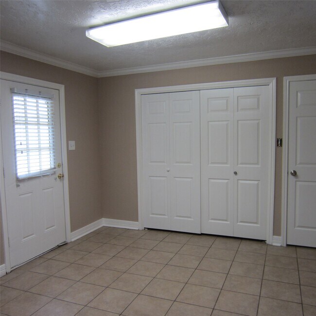 Building Photo - 18675 Ferne Dr