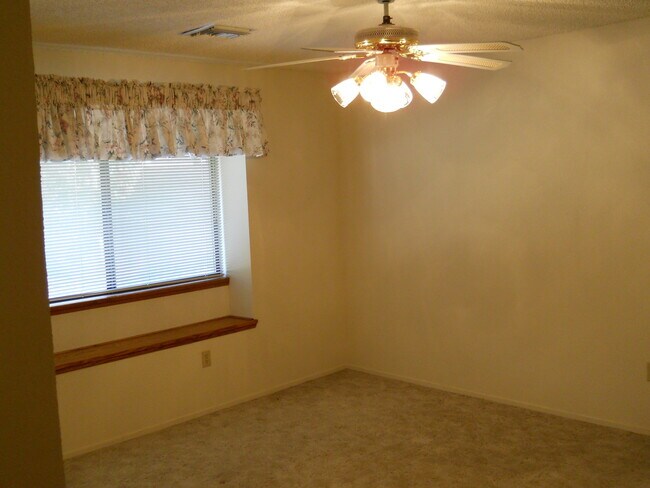 Building Photo - Beautiful Home in Wasco with Solar!!