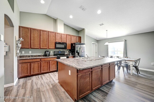 Building Photo - 870 Buchanan Ave SE