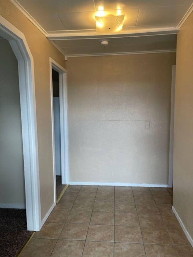 Building Photo - 2 Bedroom in Anderson with yard and garage!