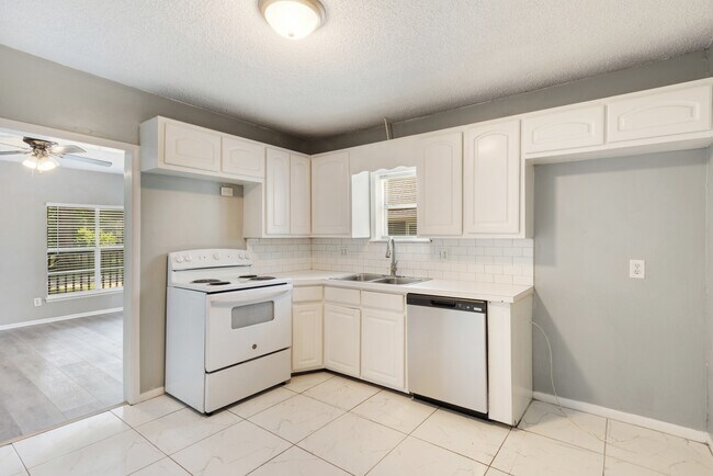 Primary Photo - 929 Rice St