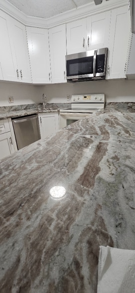 Building Photo - 3670 Alder Dr