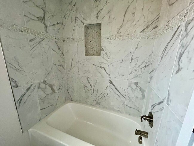 Building Photo - 2 Bedroom In Meadowthorpe !