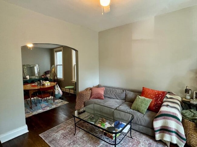 Building Photo - 3 bedroom in Chicago IL 60657