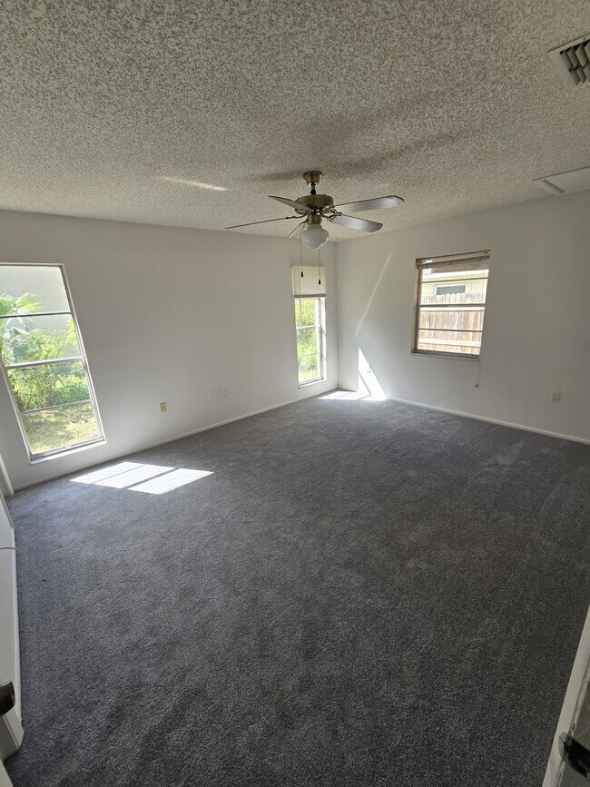 Building Photo - 809 Green Valley Rd