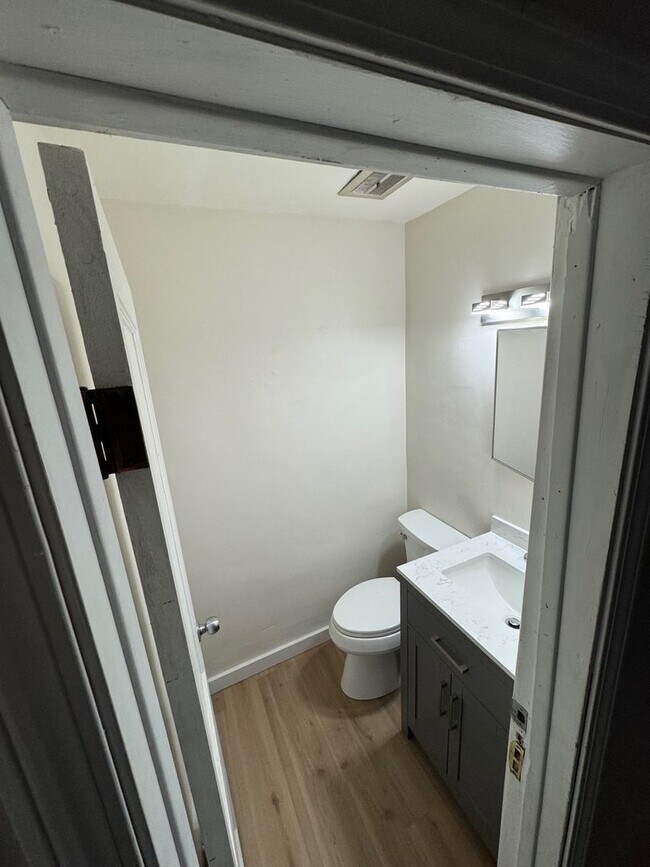 Building Photo - 1930 Baird St