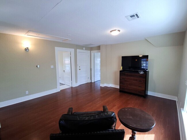 Building Photo - 2321 Elm St