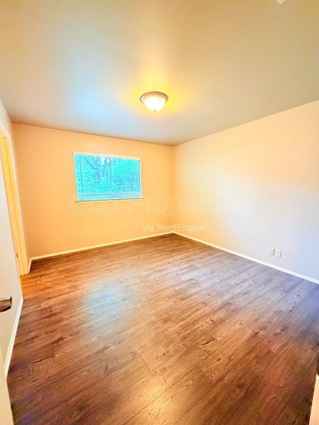 Building Photo - 9319 Cliff Point Dr
