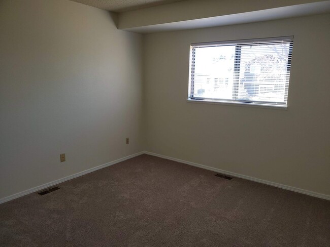 Building Photo - 4075 Dolphin Cir