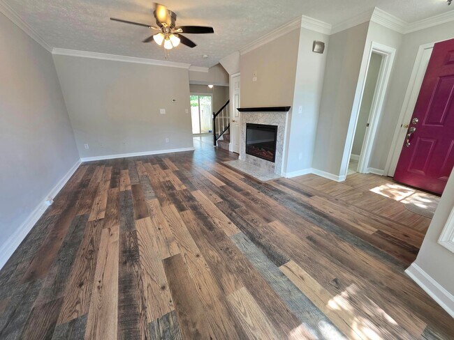 Building Photo - Move in Ready 3 Bedroom Townhouse in Yorktown!