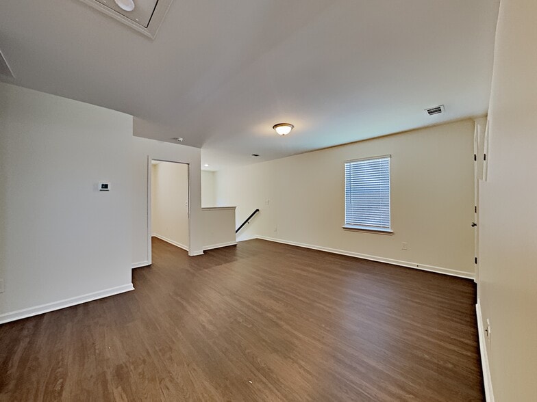 Building Photo - 307 Camp dr