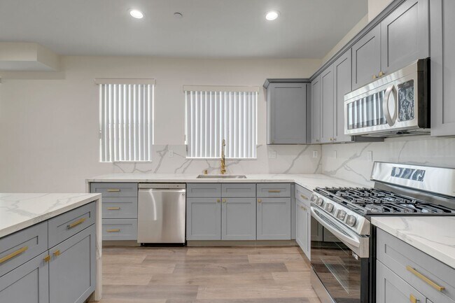 Building Photo - 4 Bed / 4 Bath Townhome in Sawtelle