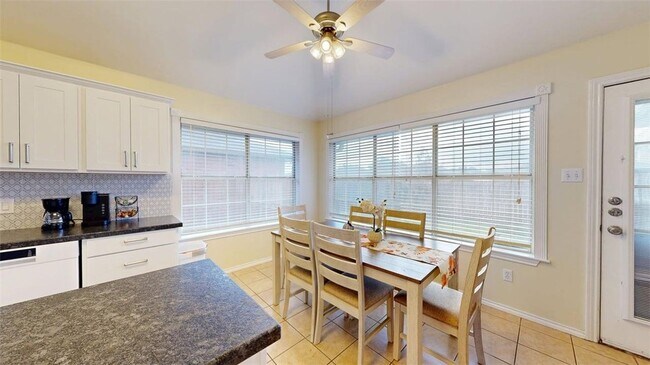 Building Photo - 810 Camellia Ct