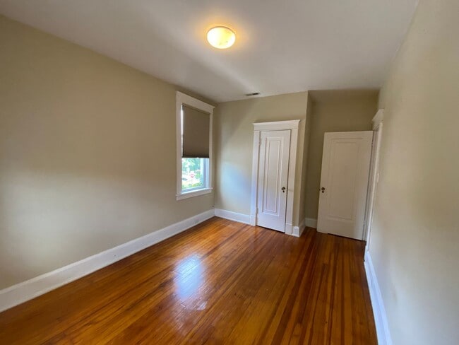 Building Photo - Charming 3 Bedroom/1.5 Bathroom Townhome i...