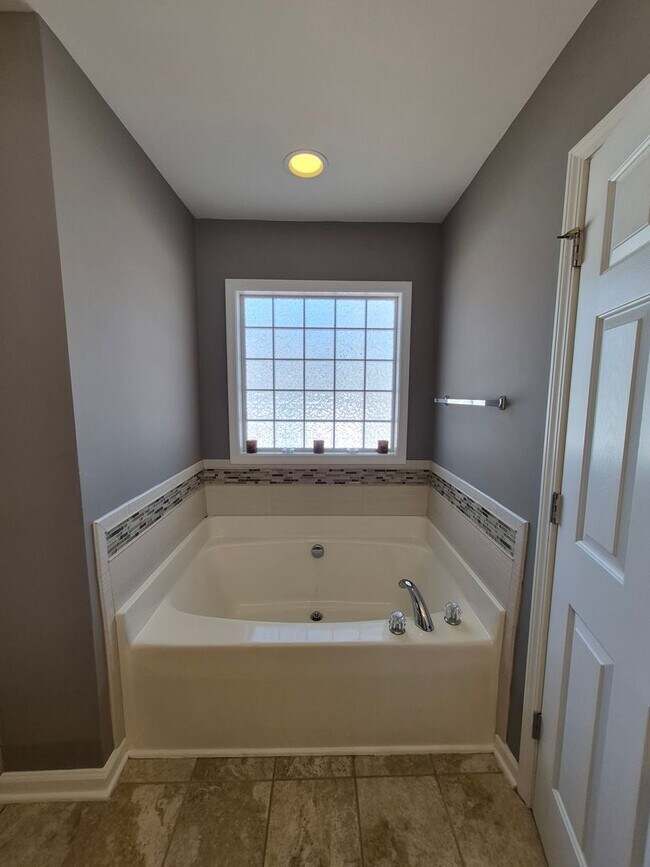 Building Photo - NEW LISTING!!!!!