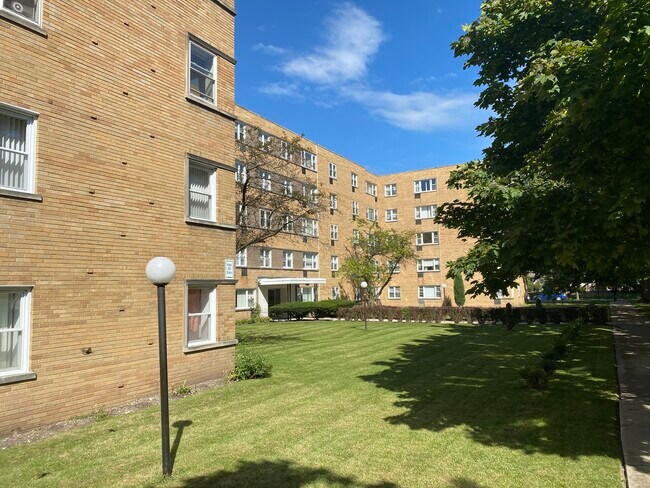 Primary Photo - 6160 N Damen Ave