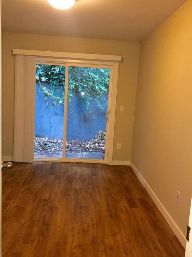 Building Photo - 5226 NE Couch St