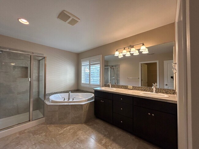 Building Photo - Gorgeous 4 Bed, 2.5 Bath Tuscany Home!