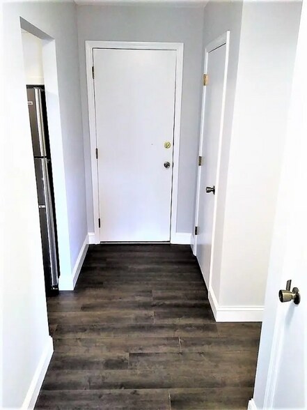 Building Photo - 9 Strawberry Bank Rd