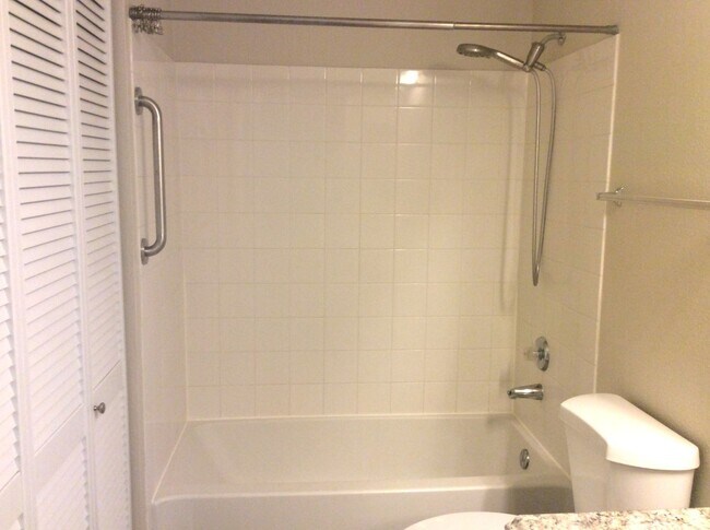 Building Photo - Beautiful 1 BDRM/1 BATH Condo at Madera West in Federal Way!