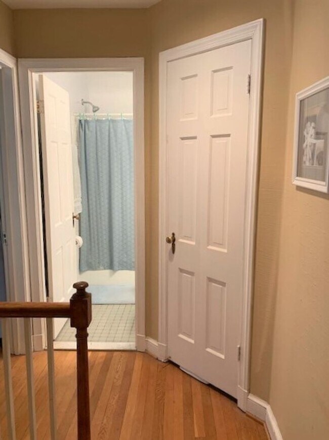 Building Photo - Beautiful 2 Bedroom 1 Bathroom End Unit, B...