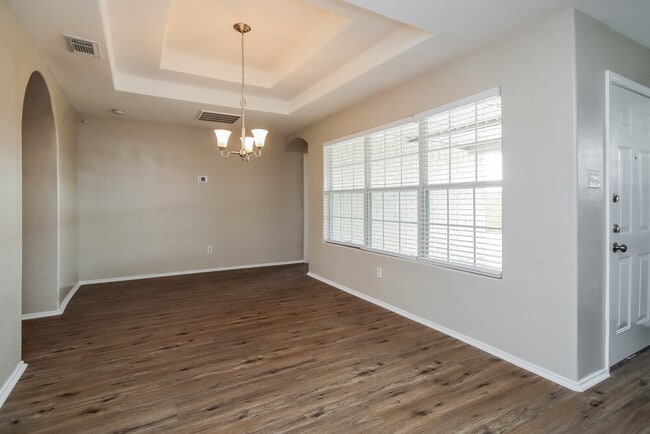 Building Photo - 5513 Rio Alamo St