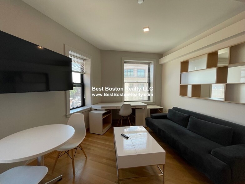 Building Photo - 115 Mt Auburn St