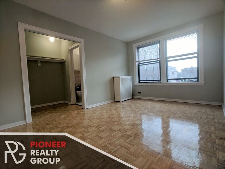 Building Photo - 739 W Belmont Ave