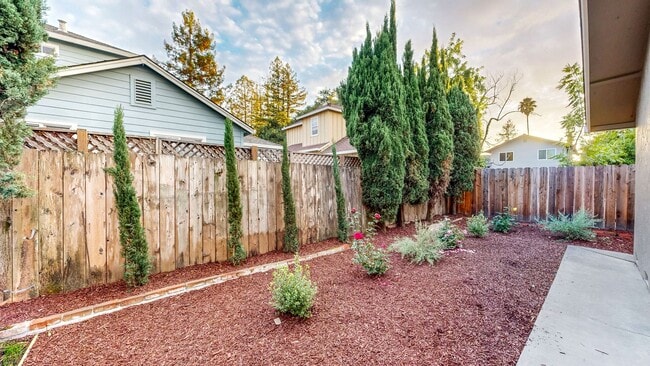 Building Photo - Meticulously Maintained Four Bedroom Singl...
