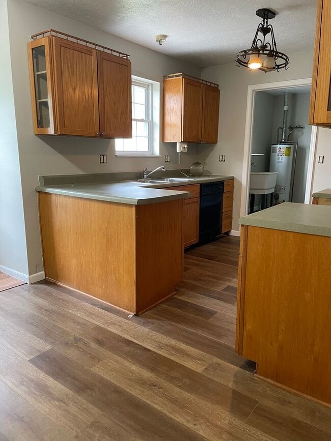 Building Photo - 3 Bed 2 Bath 2 Car Garage plus Bonus Room Available July 31, 2023