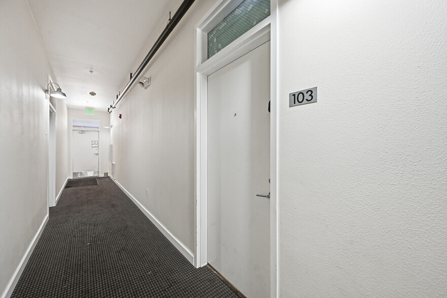 Building Photo - 2422 Tremont Pl