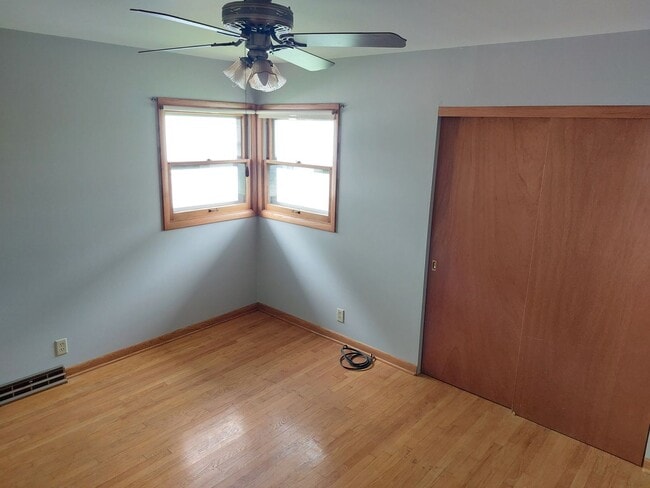 Building Photo - 3 bedroom 1.5 bath home with attached 1 ca...
