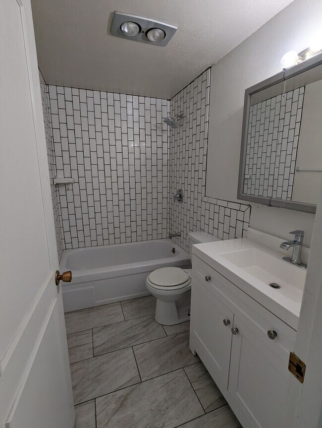 Building Photo - Eastland Duplex