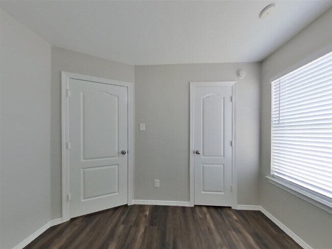 Building Photo - 2002 Briar Grove Dr