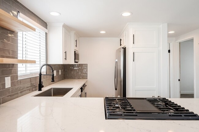 Building Photo - 215 Moonstone St