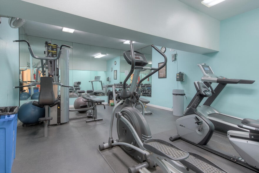 Building Photo - 5600 Kensington Way