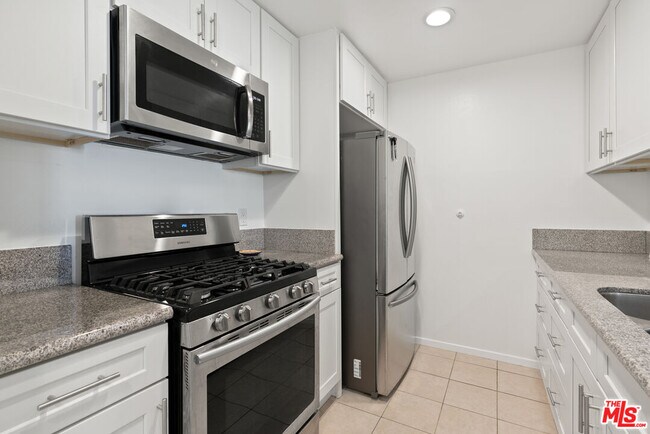 Building Photo - 525 S Berendo St