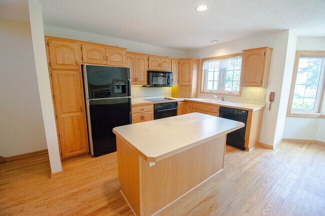 Building Photo - Beautiful Townhome in an Established Neighborhood