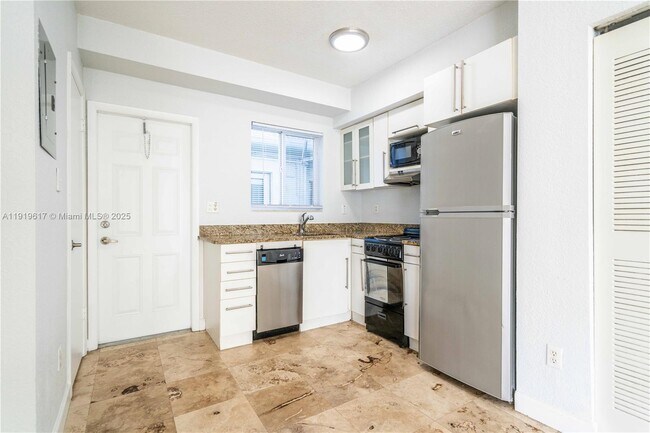 Building Photo - 2180 Bay Dr