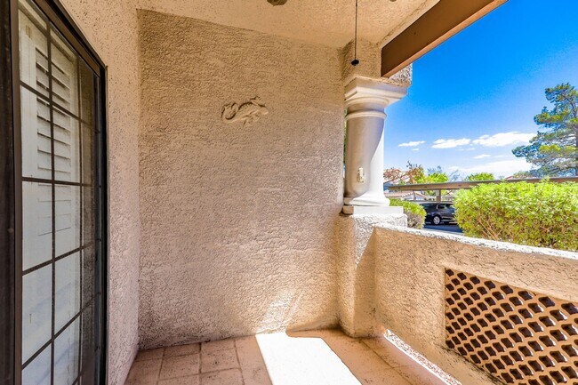 Building Photo - Great 1st Floor 2 Bed Condo