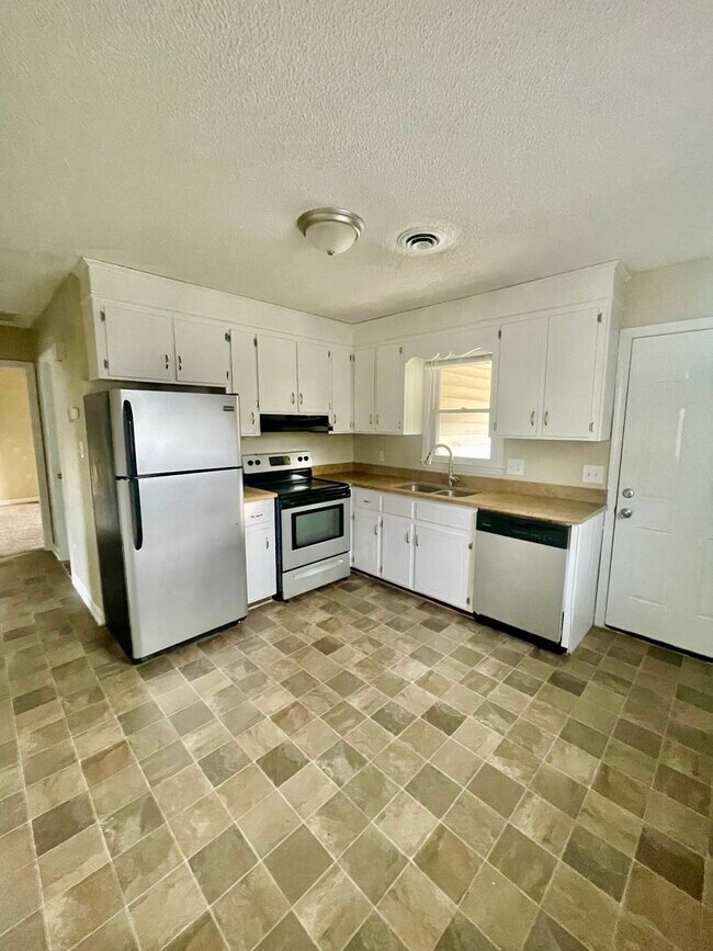 Building Photo - This lovely 2 bedroom 1 bath duplex is loc...