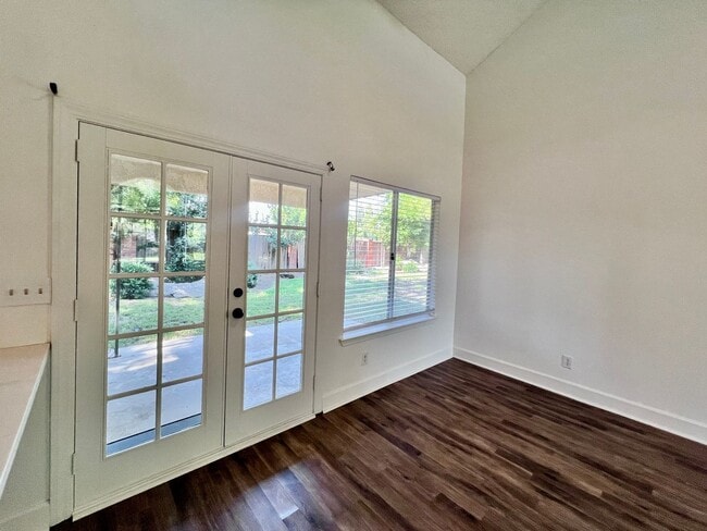 Building Photo - $2,495 Shepherd & Maple, 3 Bedroom 3 full ...