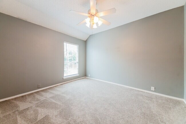 Building Photo - 774 Poplar Ct