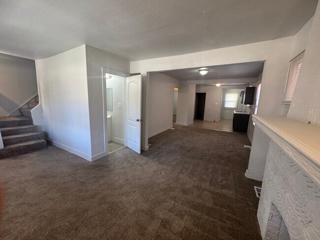 Building Photo - 15018 Pinehurst St