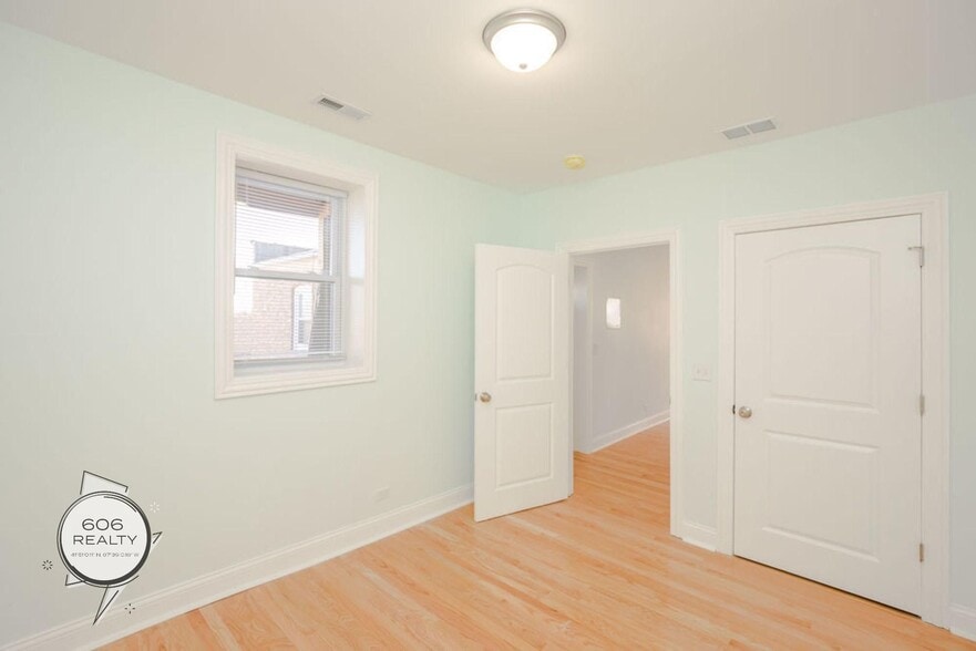 Building Photo - 4456 W Diversey Ave